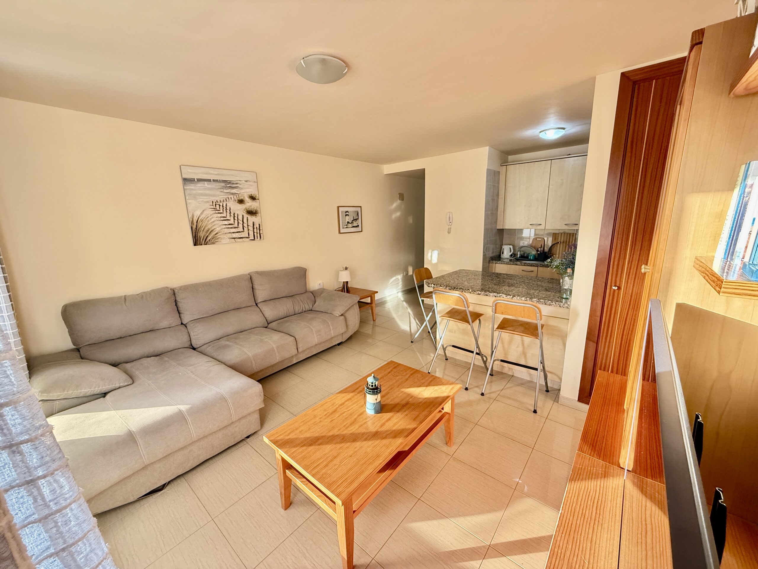 Helles Wohnzimmer mit großem L-Sofa und Couchtisch – Ferienwohnung Teneriffa Süd, El Médano