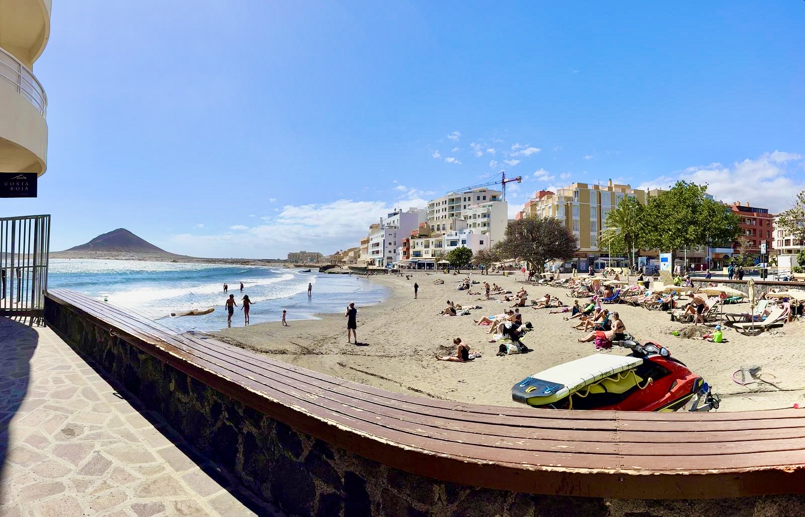 Strand El Médano mit Blick auf den Vulkan Montana Roja in Teneriffa Süd