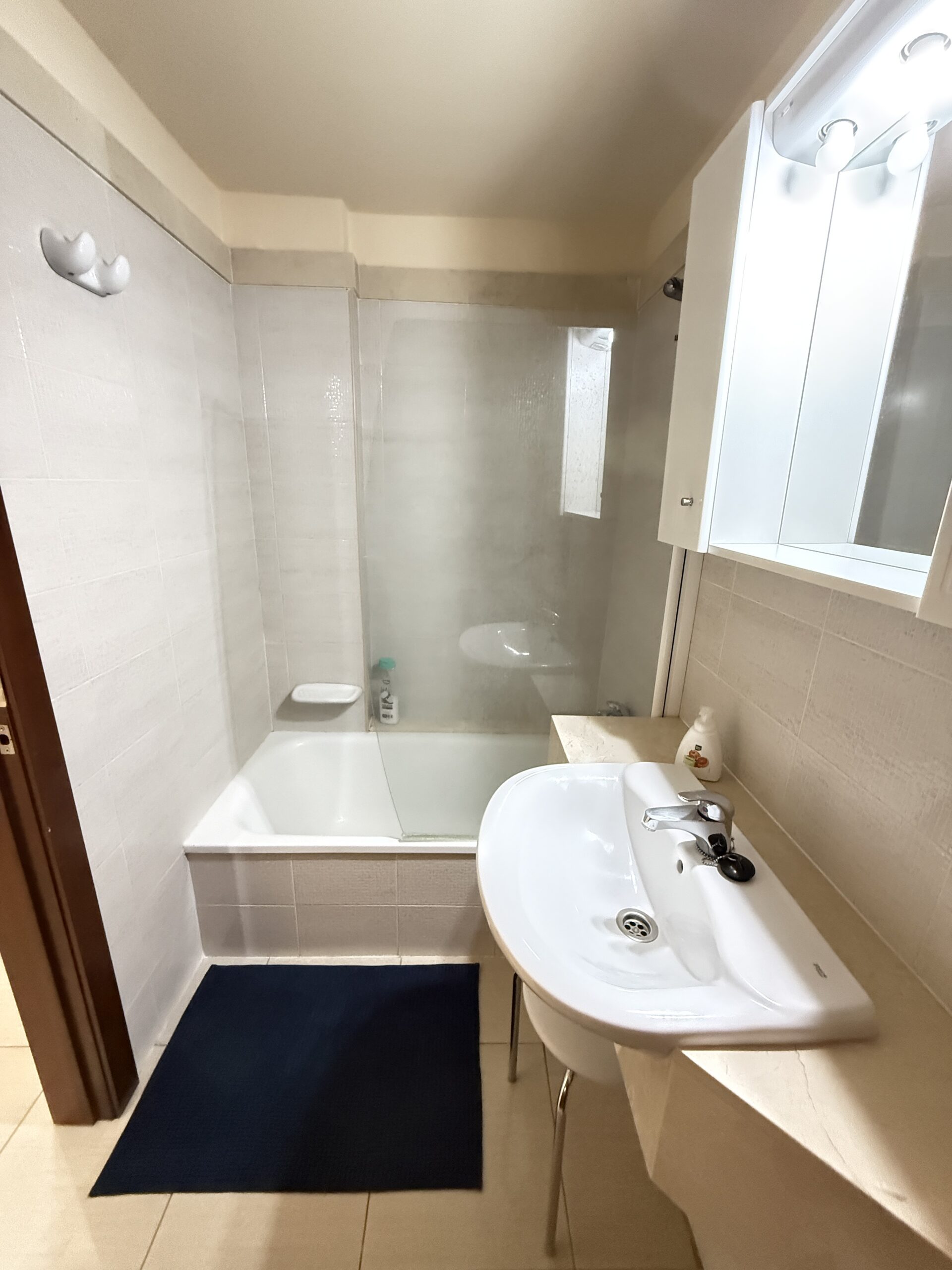 Helles Badezimmer mit Badewanne, Waschbecken und WC – Ferienwohnung Teneriffa Süd, El Médano
