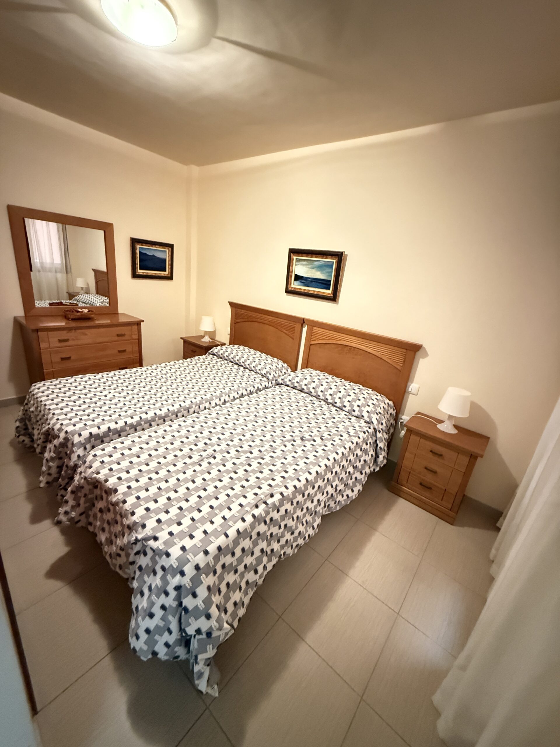 Komfortables Schlafzimmer mit Doppelbett und Nachttischen – Ferienwohnung Teneriffa Süd