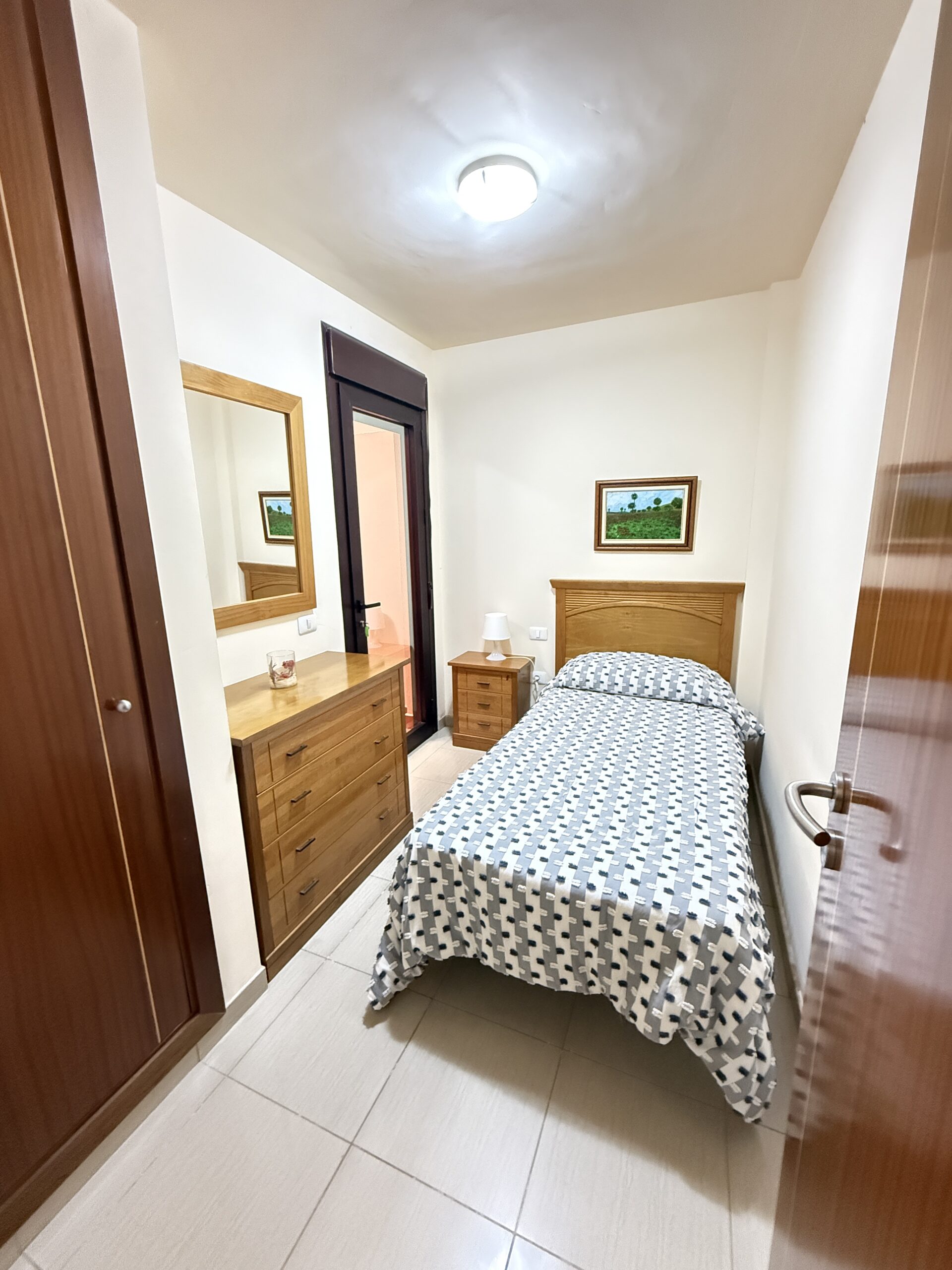 Helles Schlafzimmer mit Doppelbett und Wanddeko – Ferienwohnung Teneriffa Süd, El Médano